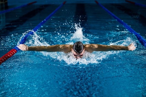 Comment la natation contribue-t-elle à améliorer la condition physique générale des seniors?