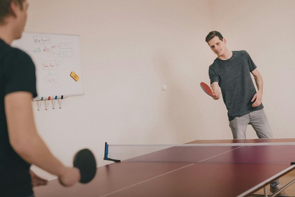 Comment les exercices de renforcement des poignets peuvent-ils bénéficier aux pratiquants de tennis de table?